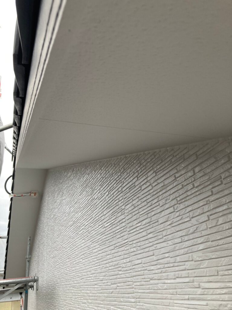 佐賀県鳥栖市 T様邸【住宅塗装】作業工程:軒天塗装 写真3