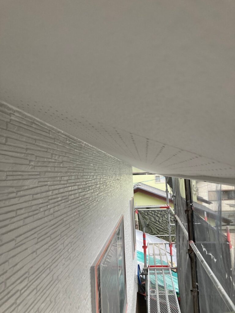 佐賀県鳥栖市 T様邸【住宅塗装】作業工程:軒天塗装 写真4