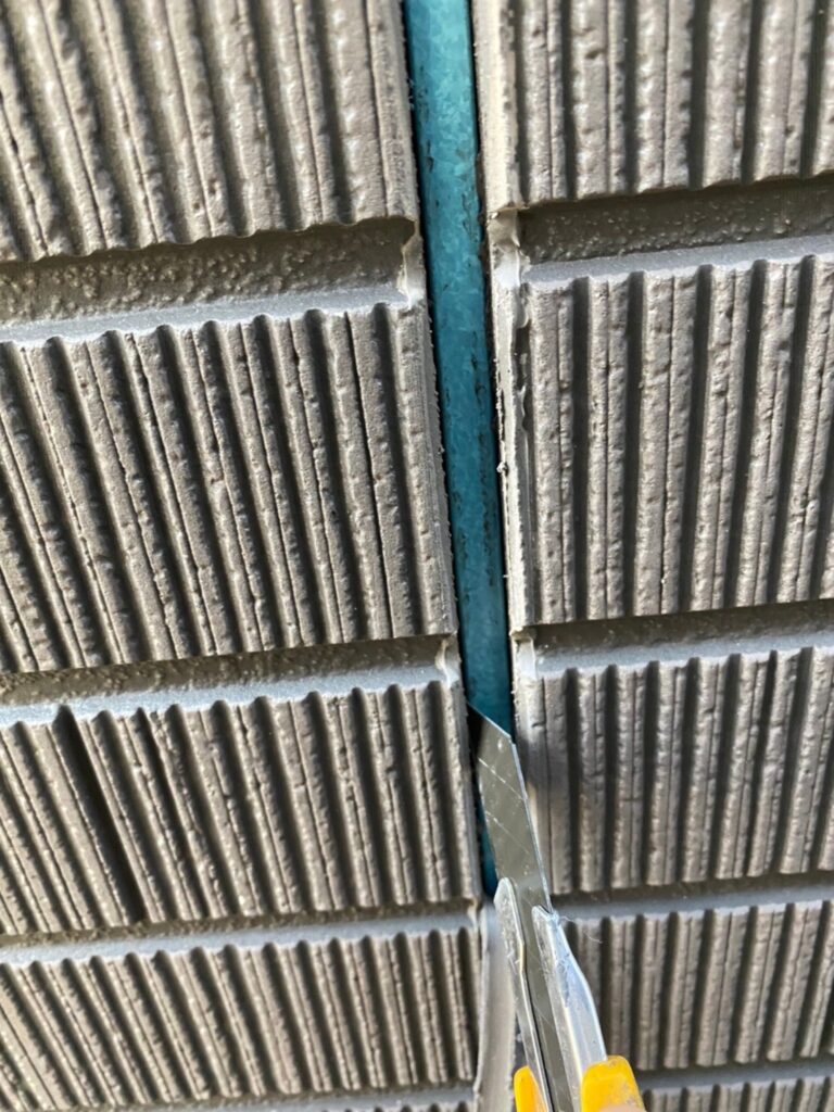 佐賀県鳥栖市 T様邸【住宅塗装】作業工程:旧コーキング撤去 写真6