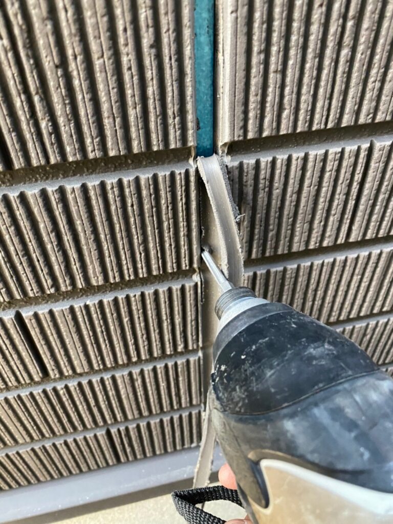 佐賀県鳥栖市 T様邸【住宅塗装】作業工程:旧コーキング撤去 写真2