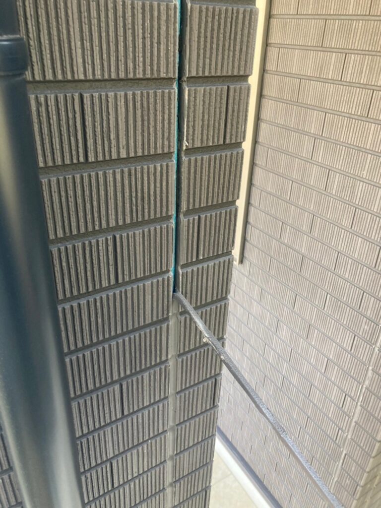 佐賀県鳥栖市 T様邸【住宅塗装】作業工程:旧コーキング撤去 写真4