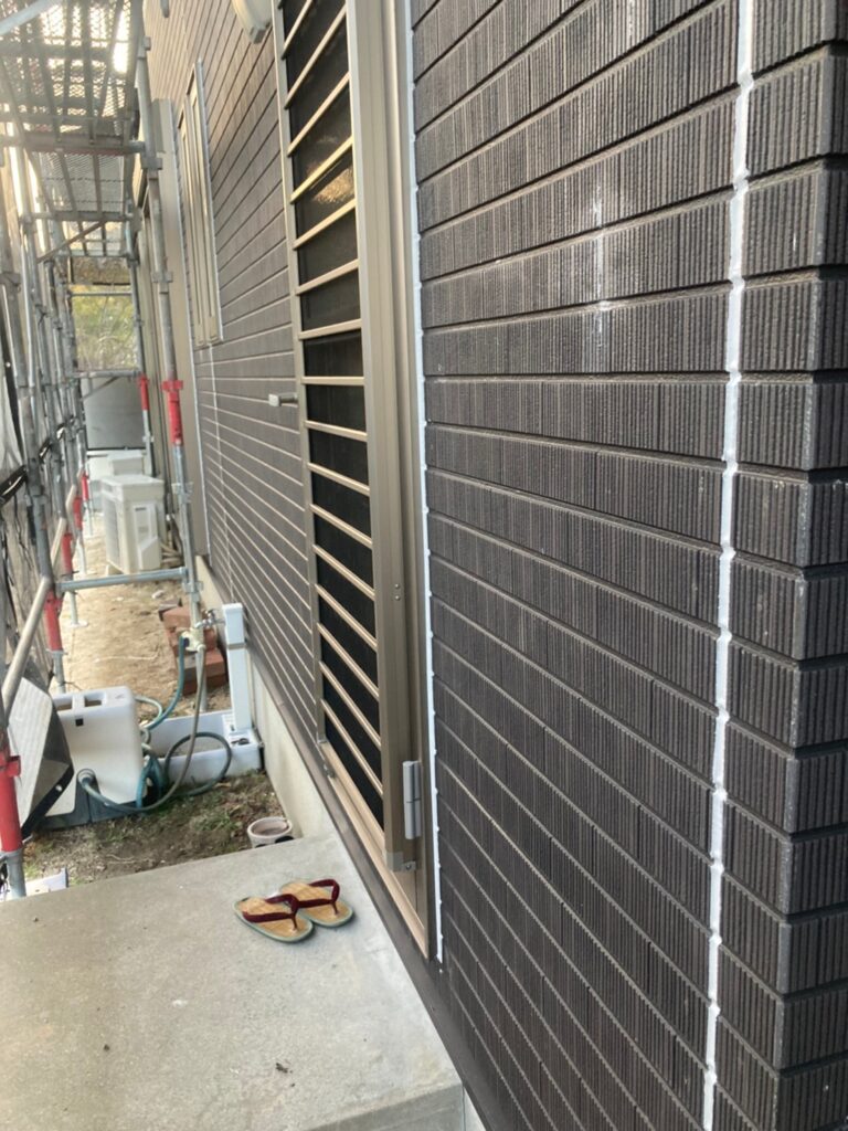 佐賀県鳥栖市 T様邸【住宅塗装】作業工程:コーキング充填作業② 写真11