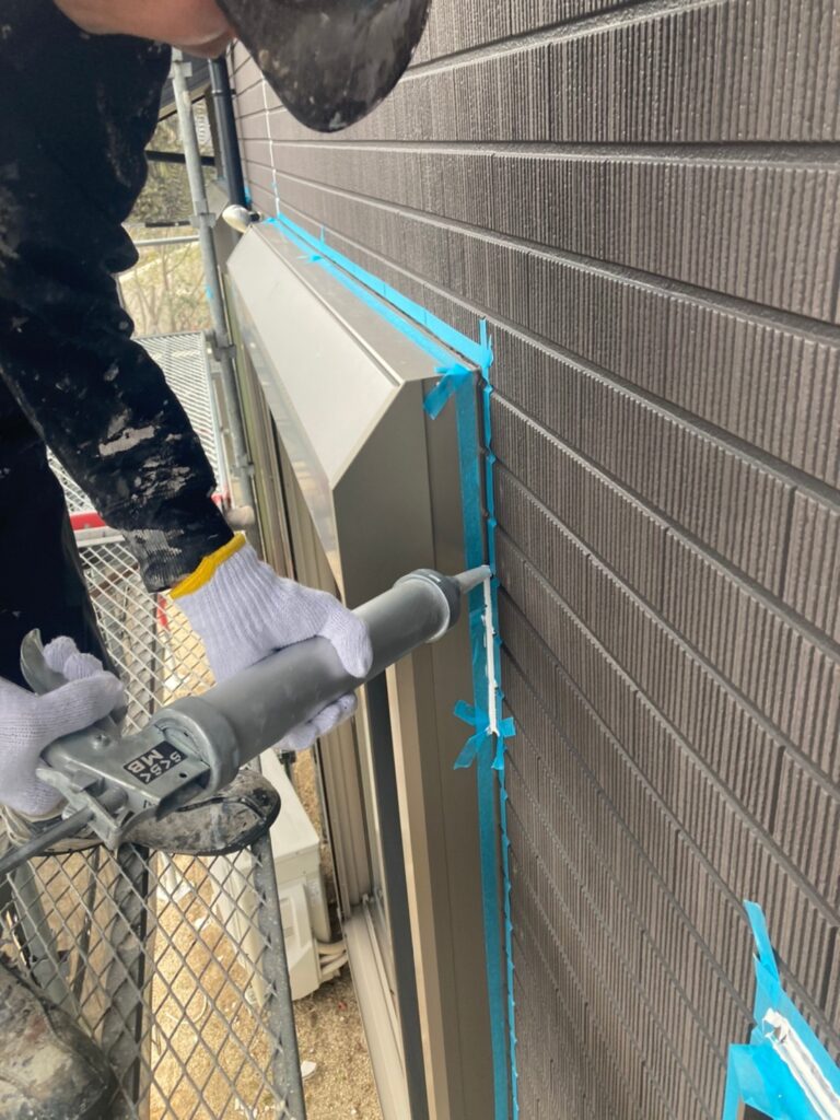 佐賀県鳥栖市 T様邸【住宅塗装】作業工程:コーキング充填作業② 写真3