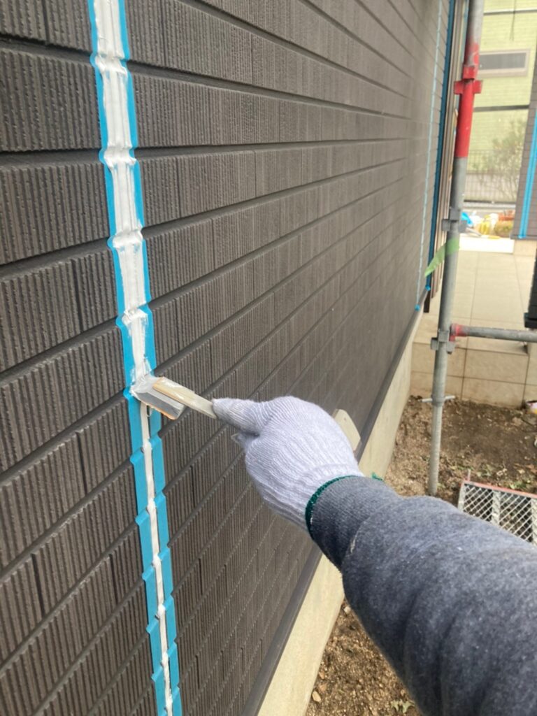 佐賀県鳥栖市 T様邸【住宅塗装】作業工程:コーキング充填作業② 写真7