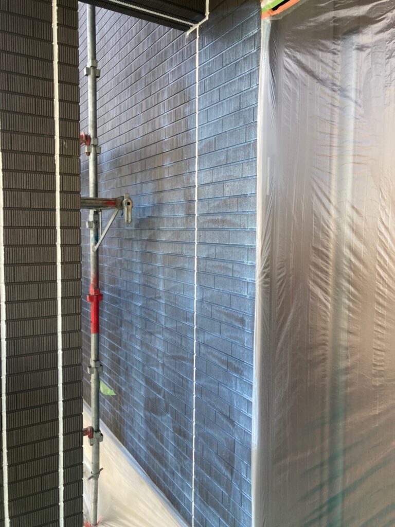 佐賀県鳥栖市 T様邸【住宅塗装】作業工程:外壁塗装・下塗り 写真4