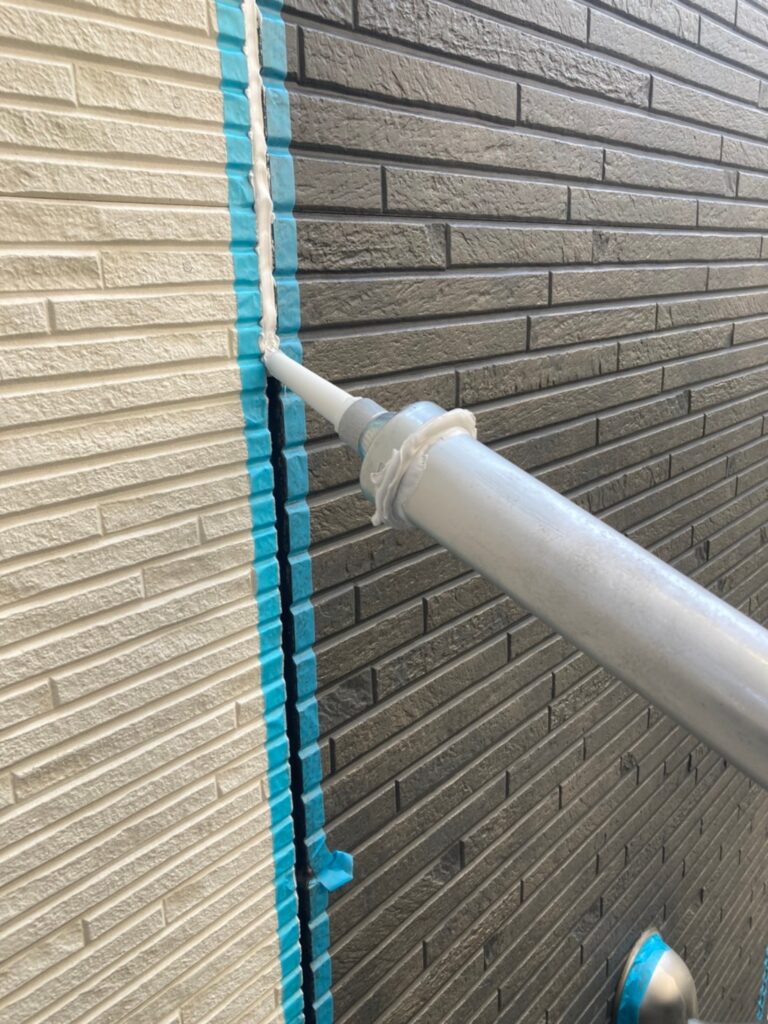 福岡県福岡市 H様邸【住宅塗装】作業工程:コーキング充填作業② 写真1