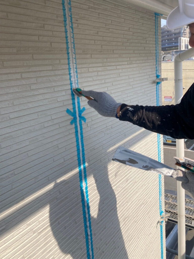 福岡県福岡市 H様邸【住宅塗装】作業工程:コーキング充填作業② 写真4