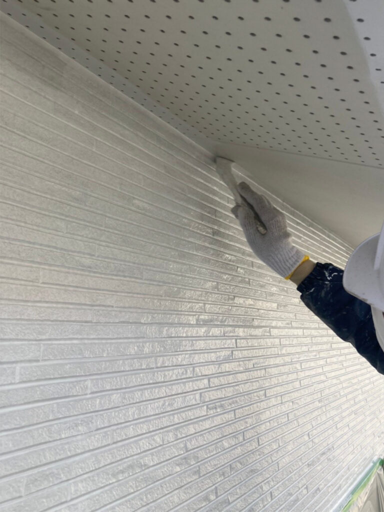 福岡県福岡市 H様邸【住宅塗装】作業工程:軒天塗装・外壁下塗り 写真2