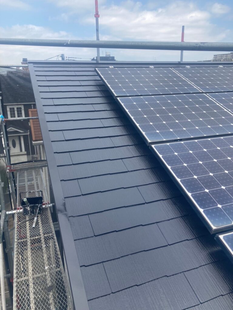 福岡県福岡市 H様邸【住宅塗装】作業工程:屋根塗装(中・上塗り) 写真4