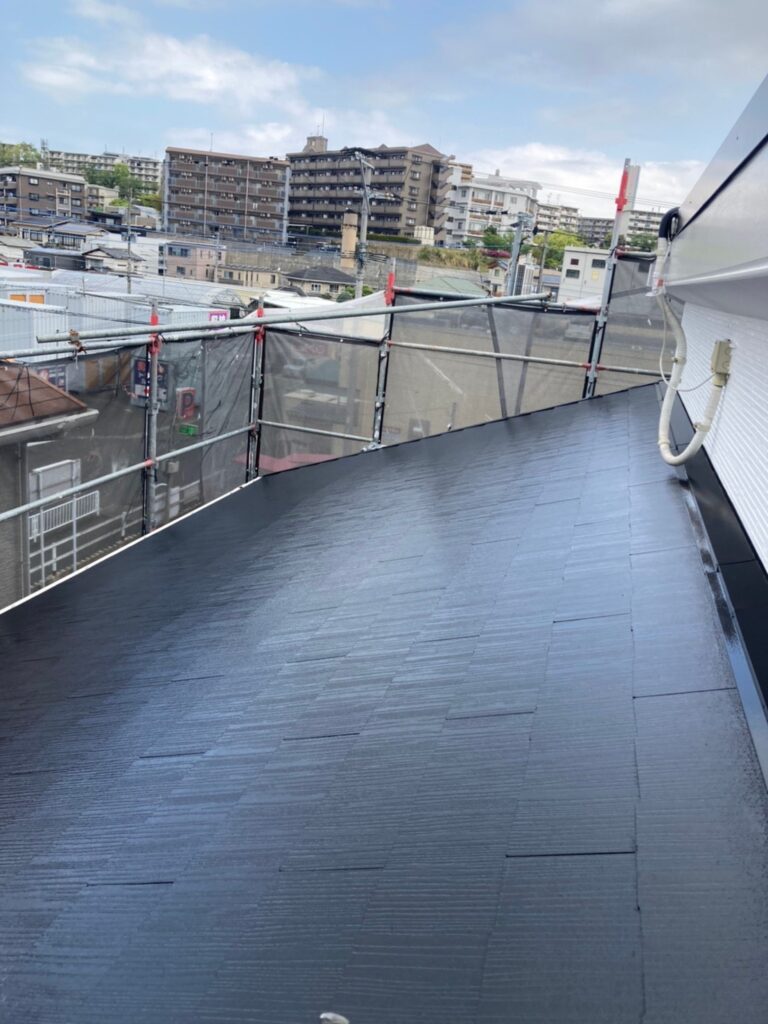 福岡県福岡市 H様邸【住宅塗装】作業工程:屋根塗装(中・上塗り) 写真5