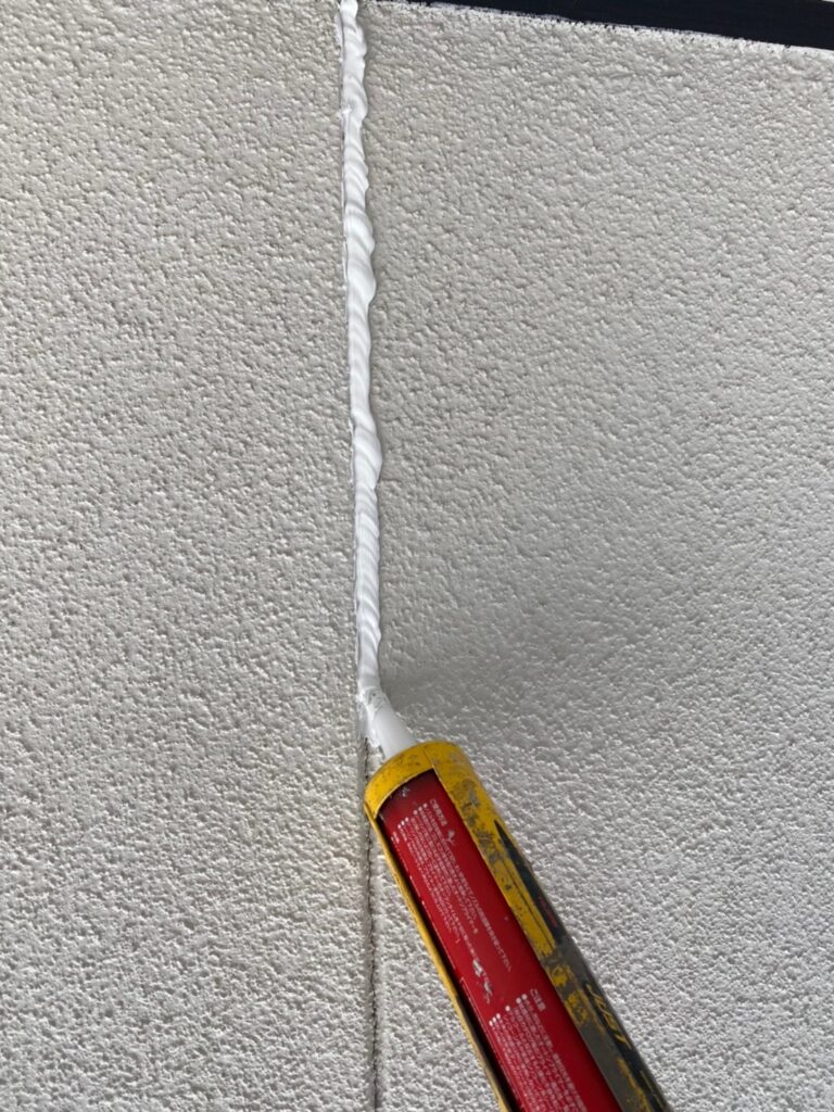 福岡県福岡市 K様邸【住宅塗装】作業工程:外壁目地処理と各所養生 写真2