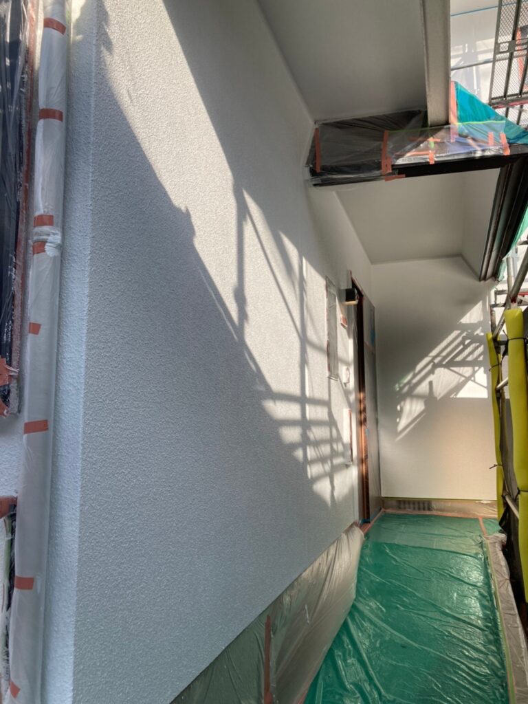 福岡県福岡市 K様邸【住宅塗装】作業工程:外壁の中塗りと上塗り 写真8