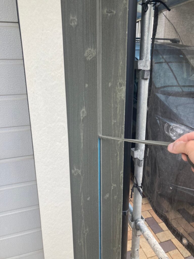 福岡県那珂川市 M様邸【住宅塗装】作業工程:旧コーキング撤去と養生 写真2