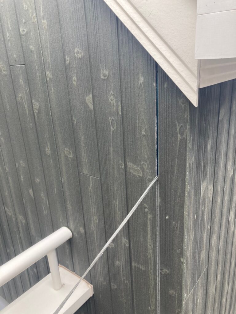 福岡県那珂川市 M様邸【住宅塗装】作業工程:旧コーキング撤去と養生 写真3