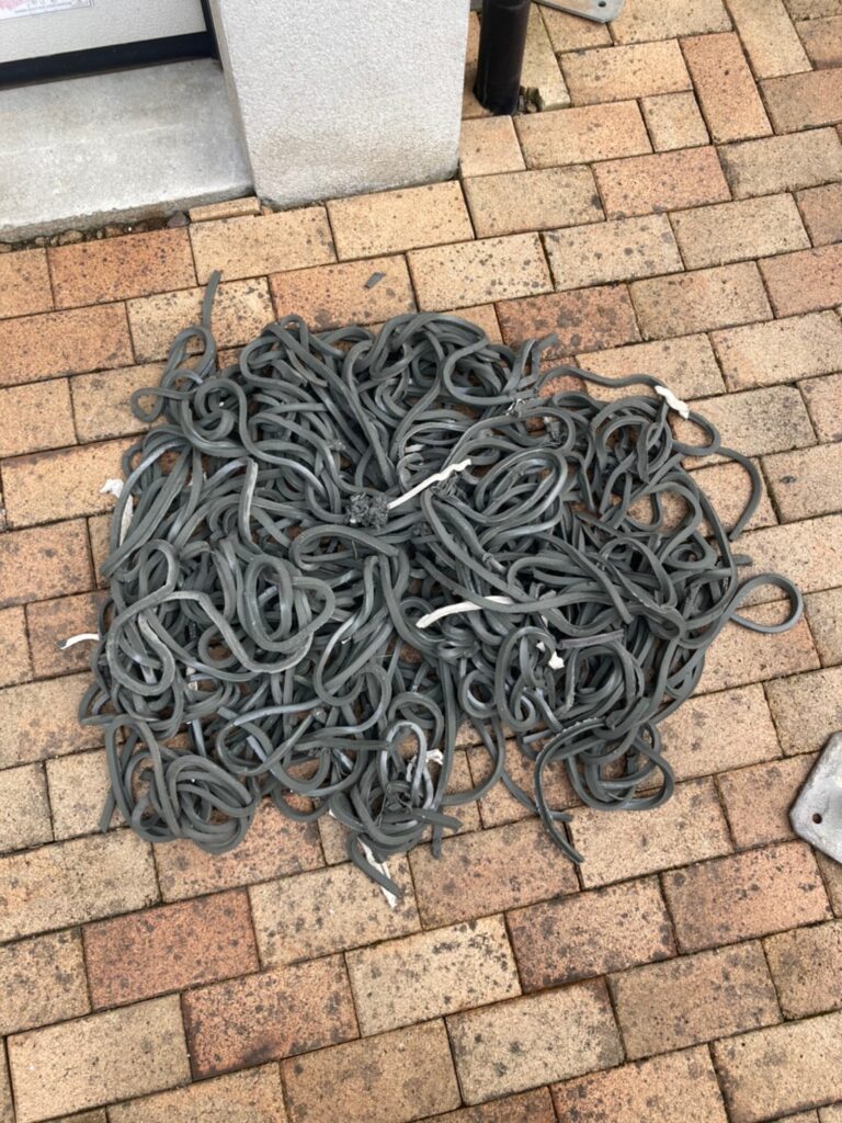 福岡県那珂川市 M様邸【住宅塗装】作業工程:旧コーキング撤去と養生 写真6