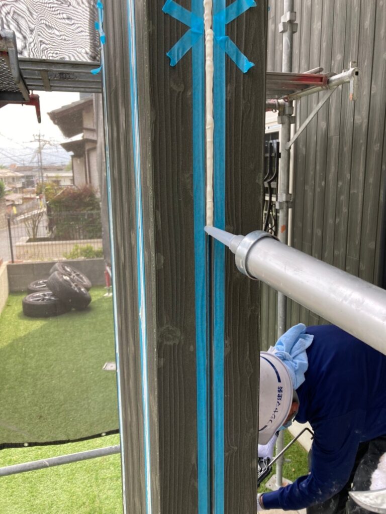 福岡県那珂川市 M様邸【住宅塗装】作業工程:コーキング充填 写真4