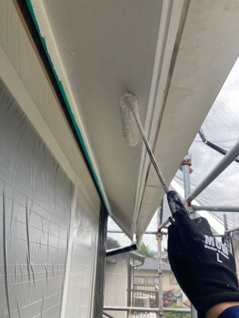 福岡県那珂川市 M様邸【住宅塗装】作業工程:外壁塗装の下塗りと軒天塗装 写真8