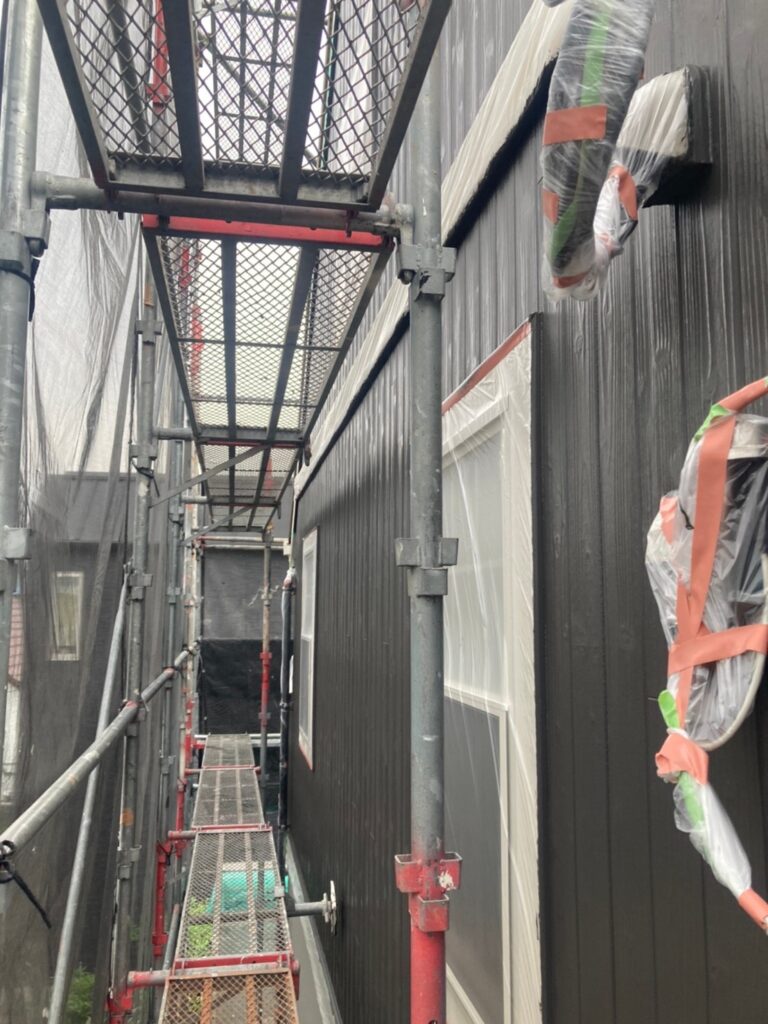 福岡県那珂川市 M様邸【住宅塗装】作業工程:外壁塗装の中塗り 写真7