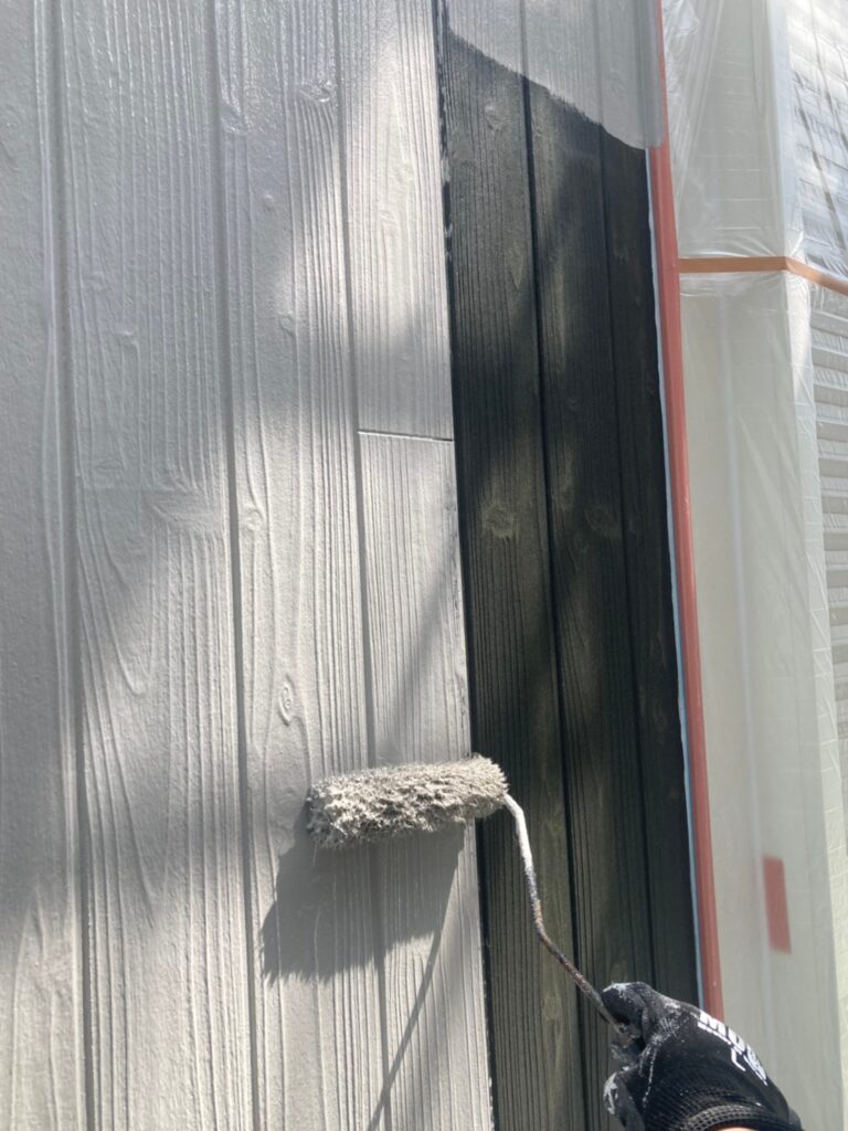 福岡県那珂川市 M様邸【住宅塗装】作業工程:外壁塗装の中塗り 写真3