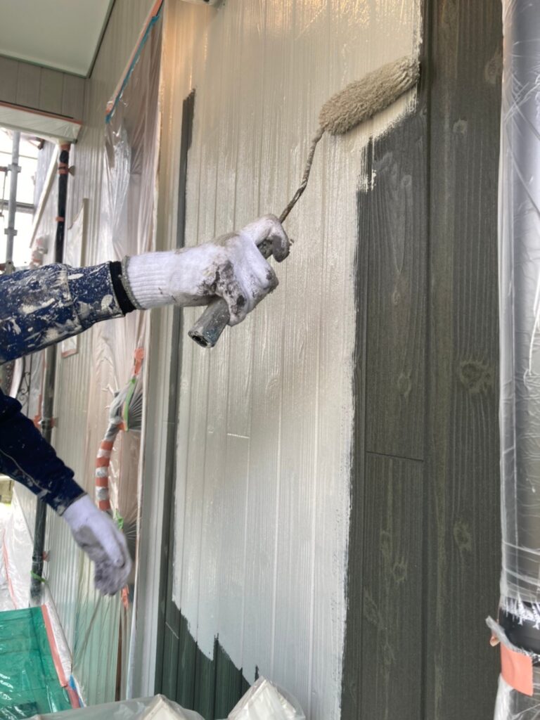 福岡県那珂川市 M様邸【住宅塗装】作業工程:外壁塗装の中塗り 写真4