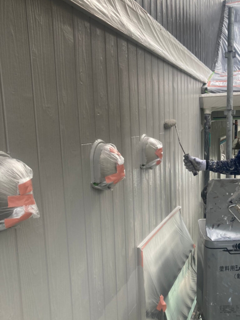 福岡県那珂川市 M様邸【住宅塗装】作業工程:外壁塗装の上塗り 写真3