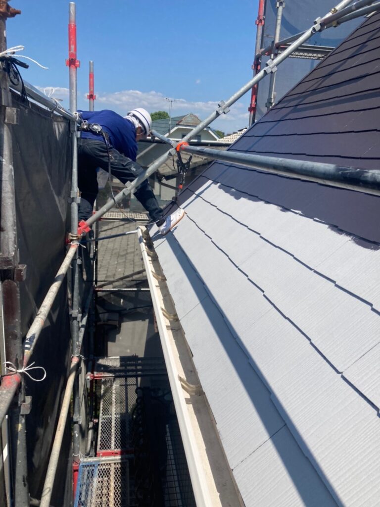 福岡県那珂川市 M様邸【住宅塗装】作業工程:屋根塗装の中塗り 写真3