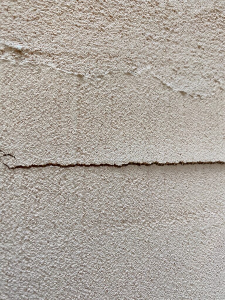 福岡県飯塚市 O様邸【住宅塗装】作業工程:外壁クラック補修 写真1