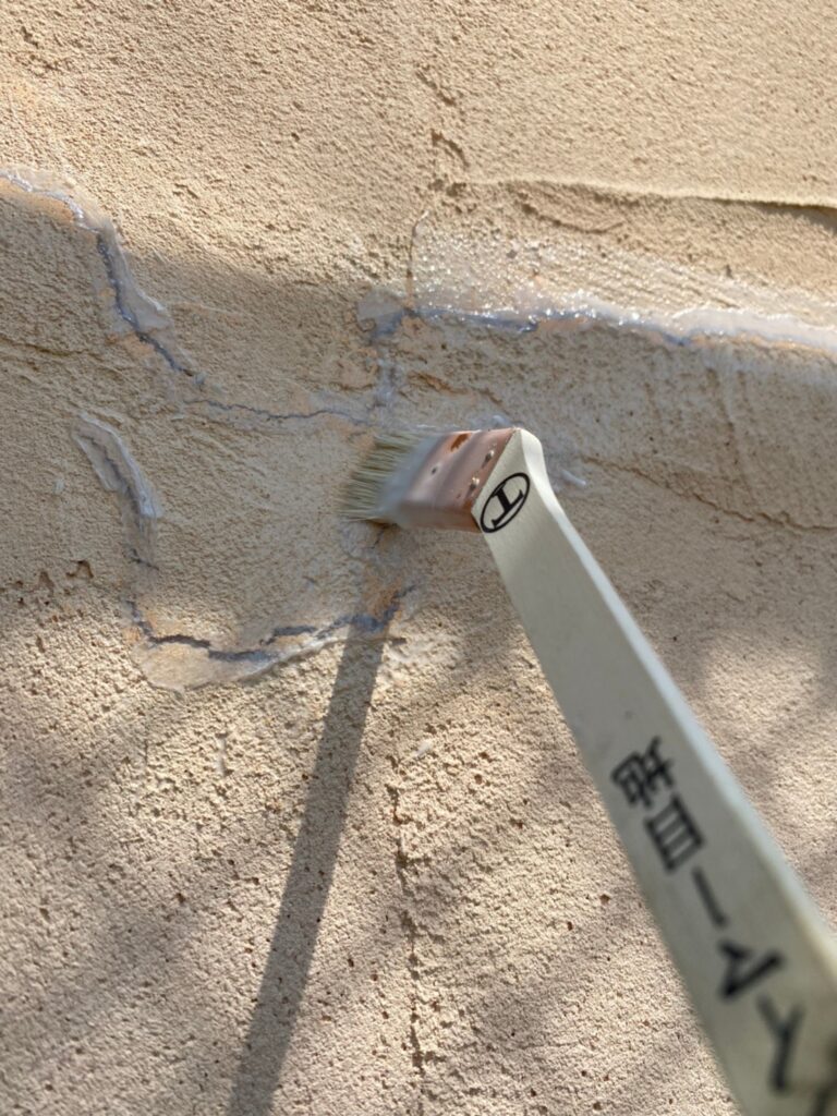 福岡県飯塚市 O様邸【住宅塗装】作業工程:外壁クラック補修 写真12