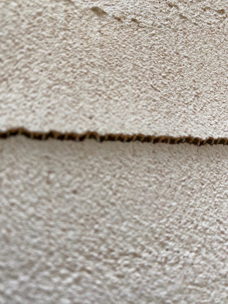 福岡県飯塚市 O様邸【住宅塗装】作業工程:外壁クラック補修 写真2