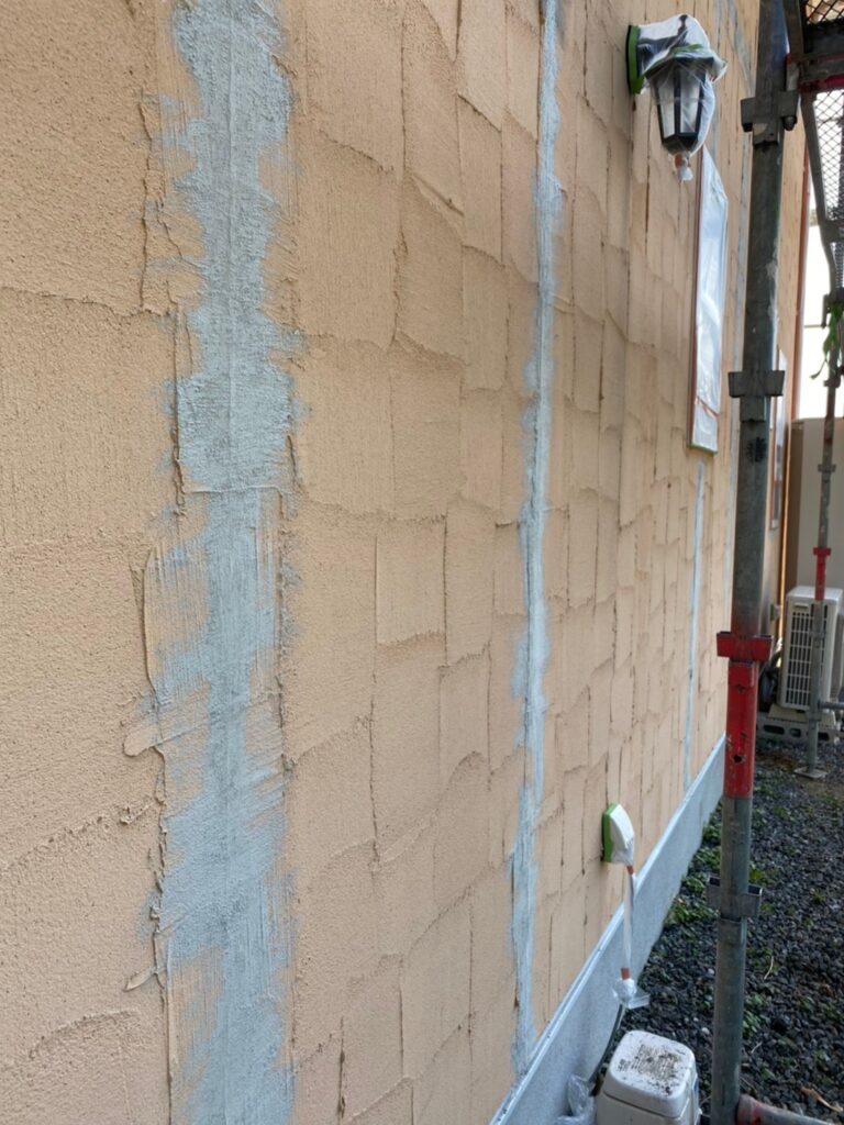 福岡県飯塚市 O様邸【住宅塗装】作業工程:外壁クラック補修 写真4