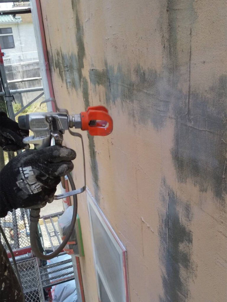 福岡県飯塚市 O様邸【住宅塗装】作業工程:外壁塗装の下塗り1回目 写真2