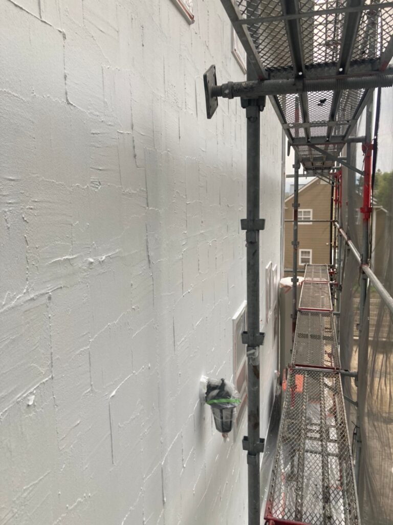 福岡県飯塚市 O様邸【住宅塗装】作業工程:外壁塗装の下塗り3回目 写真8