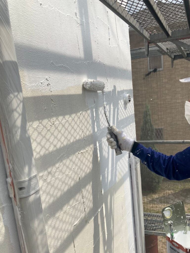 福岡県飯塚市 O様邸【住宅塗装】作業工程:外壁塗装の下塗り3回目 写真4