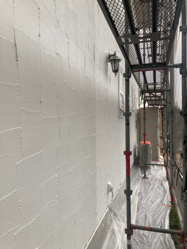 福岡県飯塚市 O様邸【住宅塗装】作業工程:外壁塗装の下塗り3回目 写真6