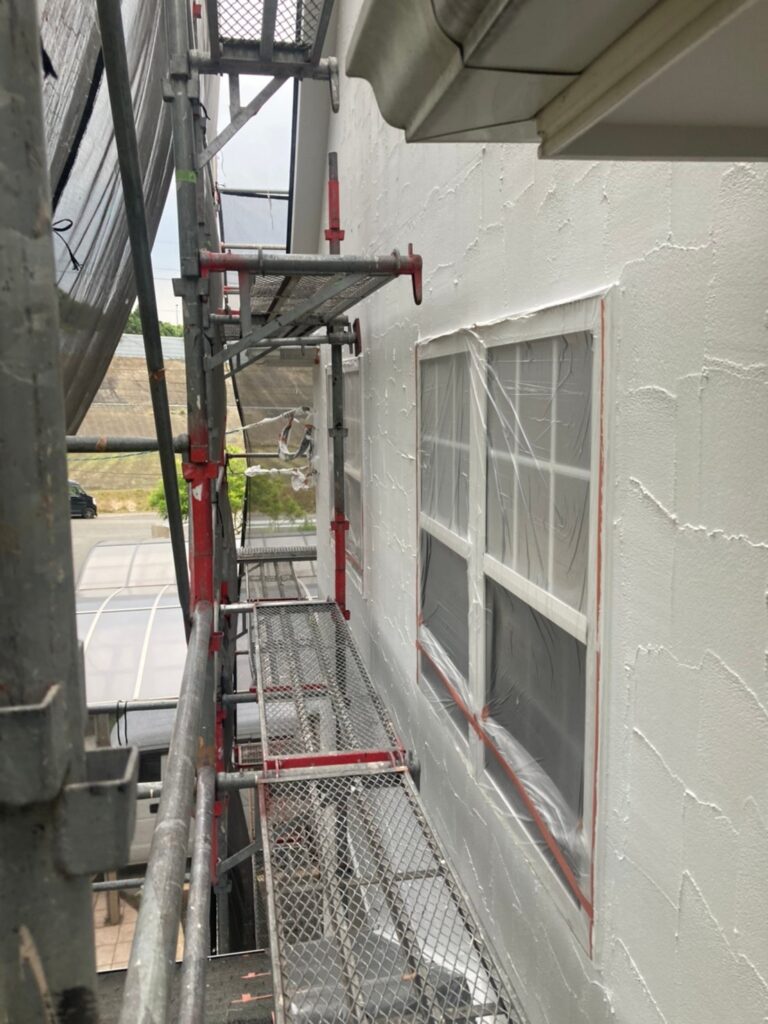 福岡県飯塚市 O様邸【住宅塗装】作業工程:外壁塗装の下塗り3回目 写真7