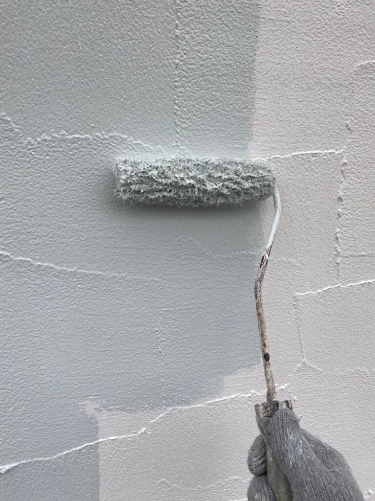 福岡県飯塚市 O様邸【住宅塗装】作業工程:外壁塗装の中塗り 写真3