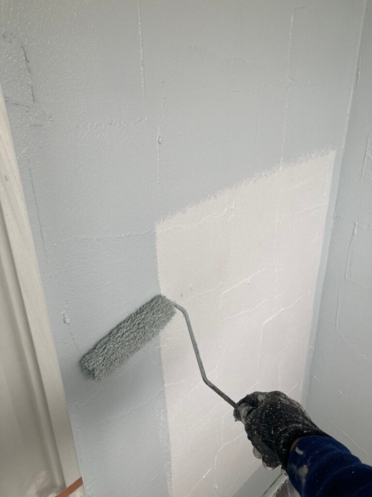 福岡県飯塚市 O様邸【住宅塗装】作業工程:外壁塗装の中塗り 写真4