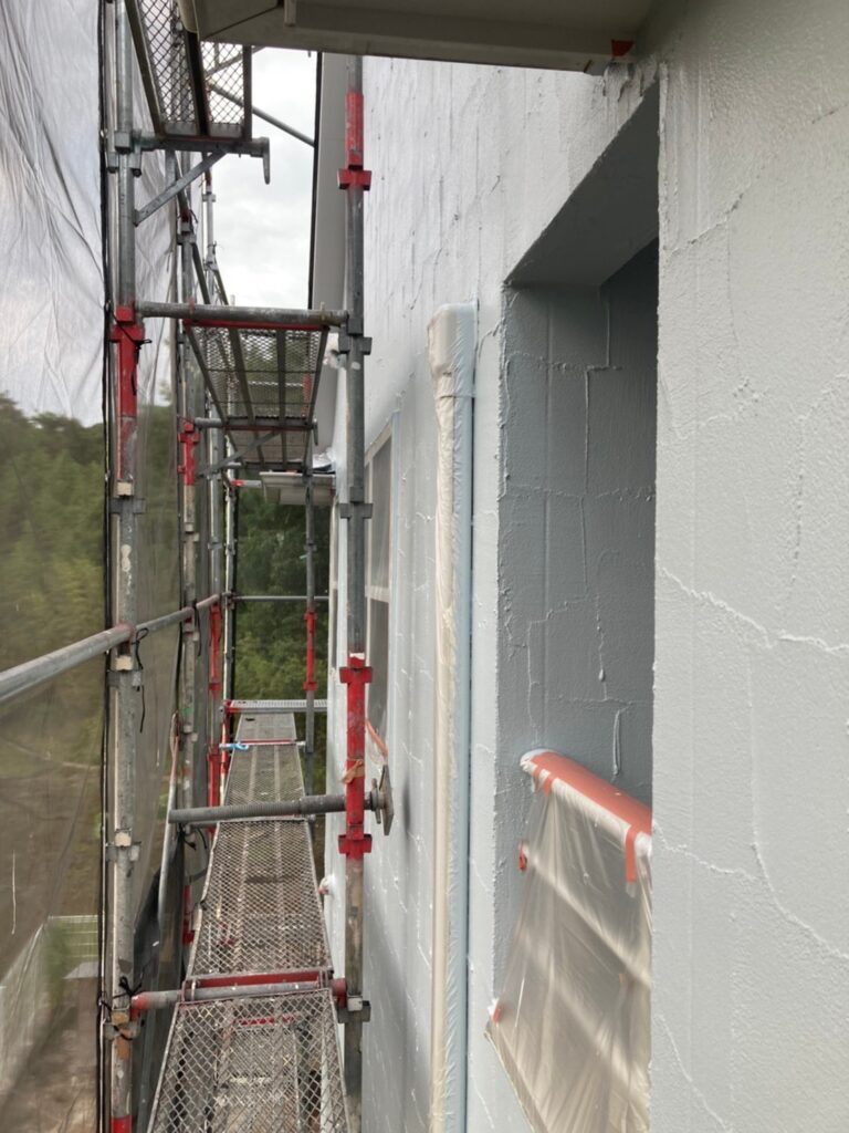 福岡県飯塚市 O様邸【住宅塗装】作業工程:外壁塗装の中塗り 写真5