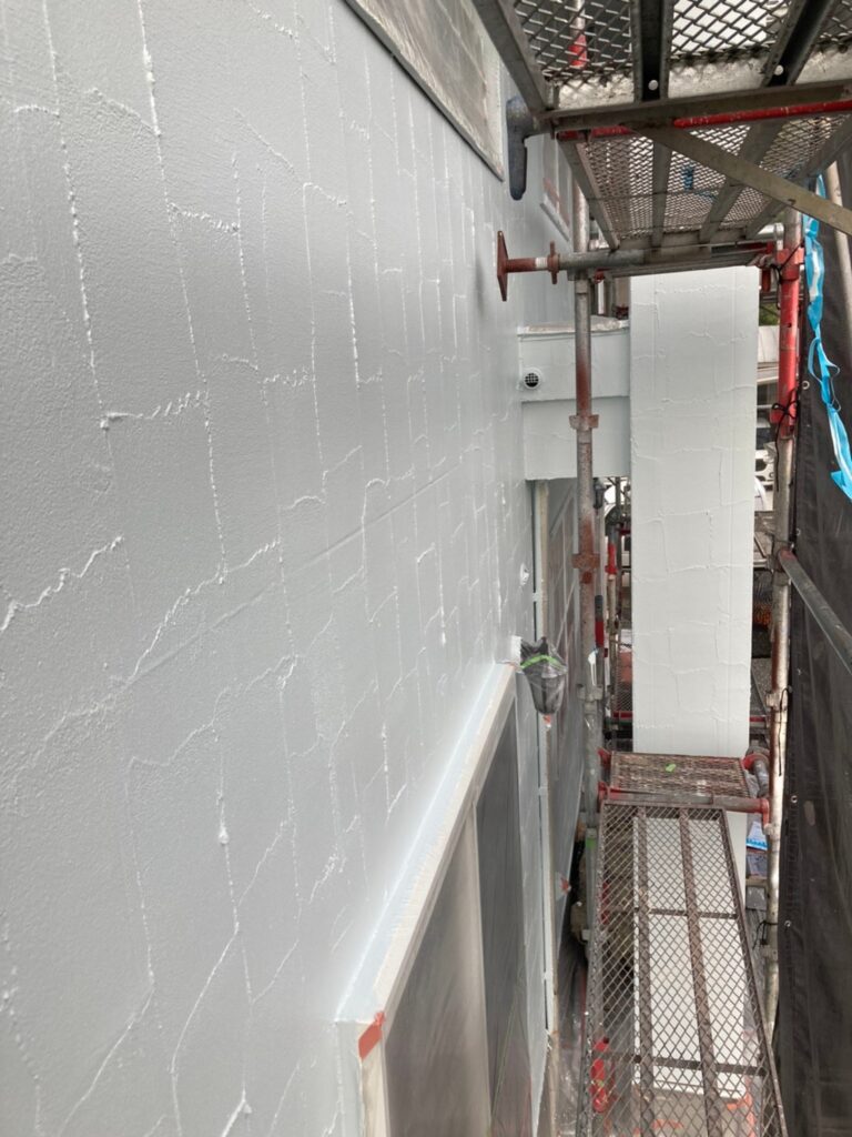 福岡県飯塚市 O様邸【住宅塗装】作業工程:外壁塗装の上塗り 写真5