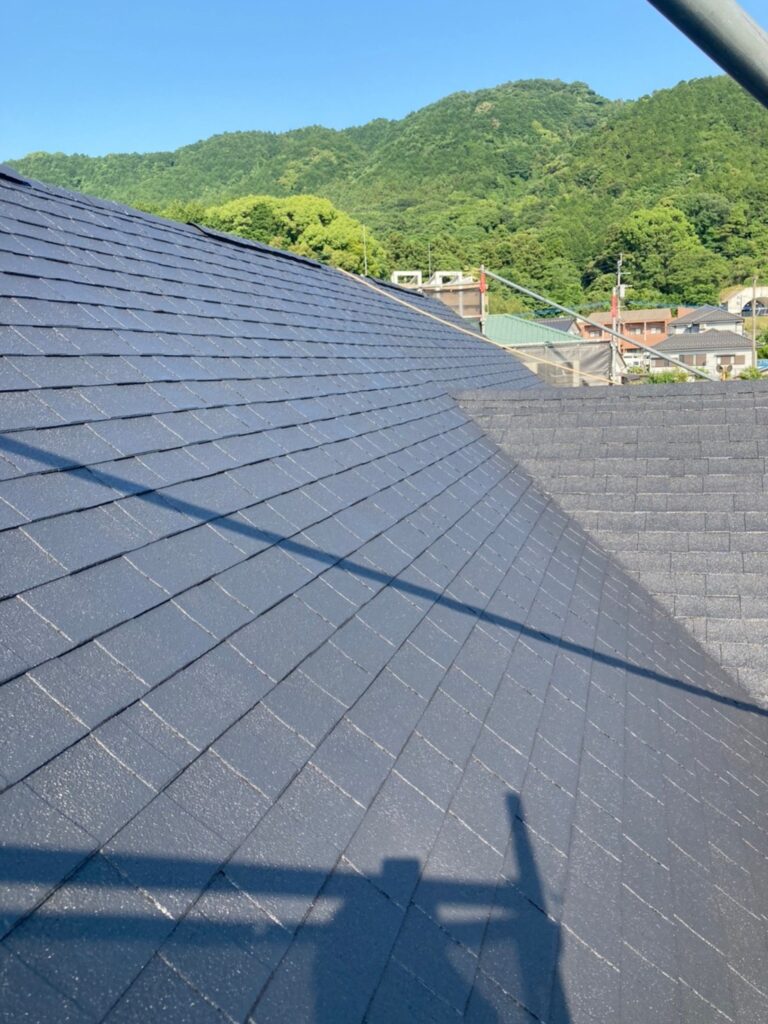 福岡県飯塚市 O様邸【住宅塗装】作業工程:屋根塗装の中塗り・縁切り・上塗り 写真10