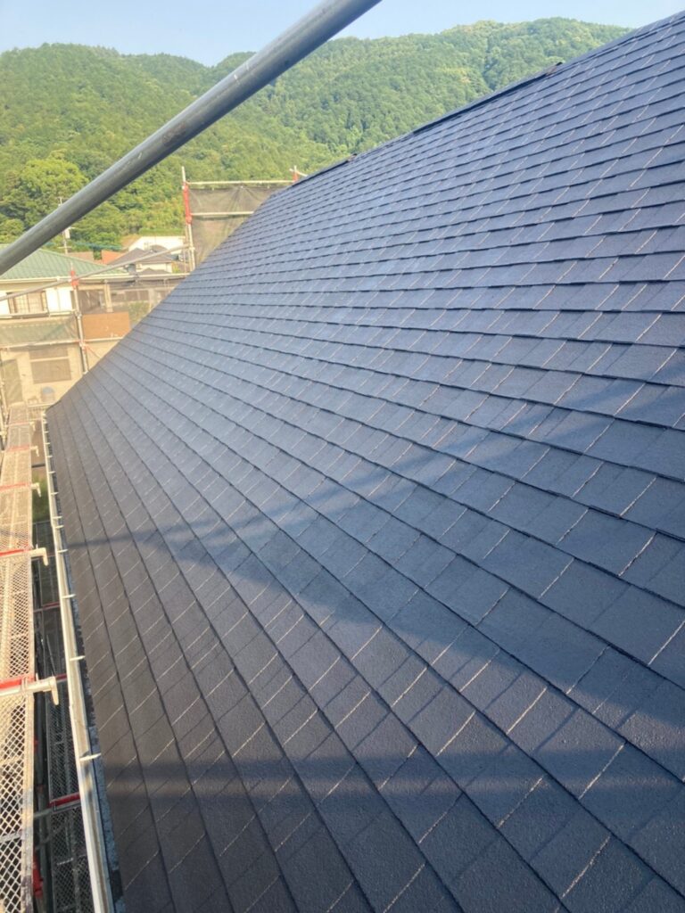 福岡県飯塚市 O様邸【住宅塗装】作業工程:屋根塗装の中塗り・縁切り・上塗り 写真11