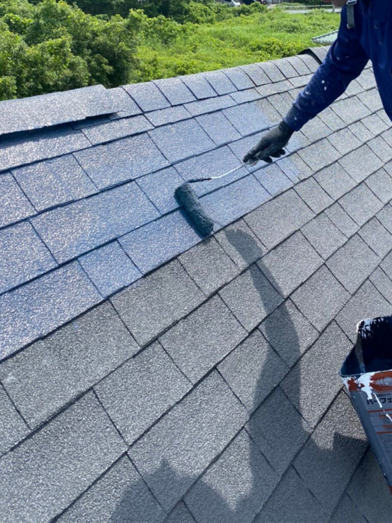 福岡県飯塚市 O様邸【住宅塗装】作業工程:屋根塗装の中塗り・縁切り・上塗り 写真2