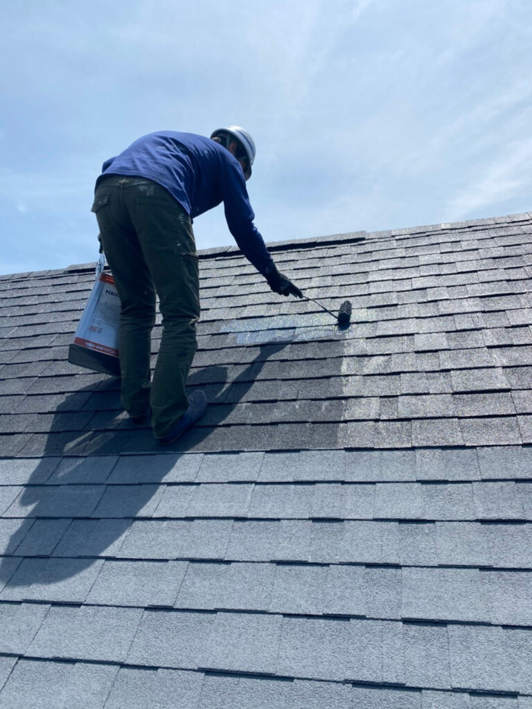 福岡県飯塚市 O様邸【住宅塗装】作業工程:屋根塗装の中塗り・縁切り・上塗り 写真3