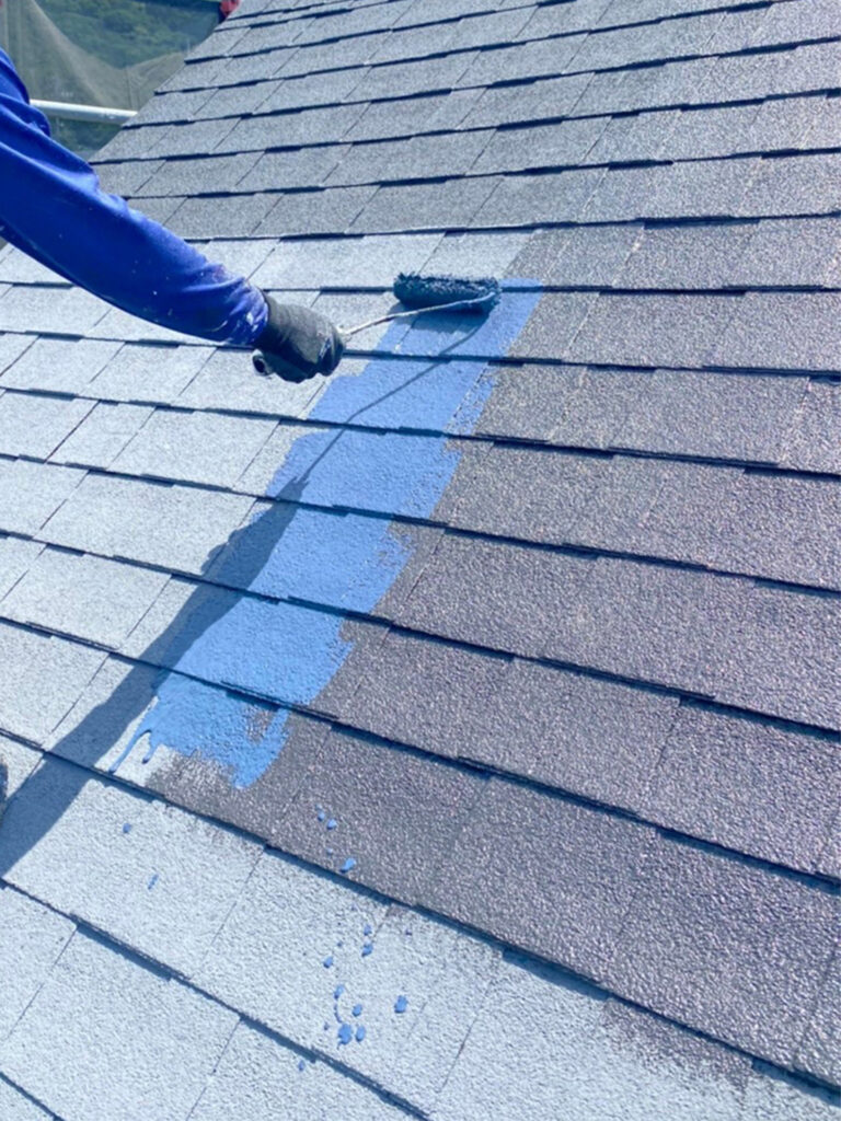 福岡県飯塚市 O様邸【住宅塗装】作業工程:屋根塗装の中塗り・縁切り・上塗り 写真4