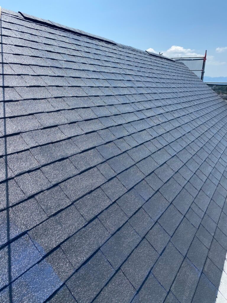 福岡県飯塚市 O様邸【住宅塗装】作業工程:屋根塗装の中塗り・縁切り・上塗り 写真5