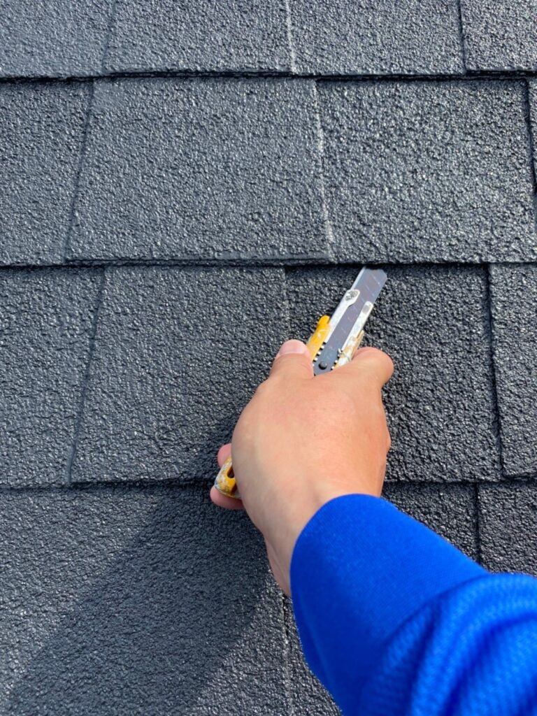 福岡県飯塚市 O様邸【住宅塗装】作業工程:屋根塗装の中塗り・縁切り・上塗り 写真7