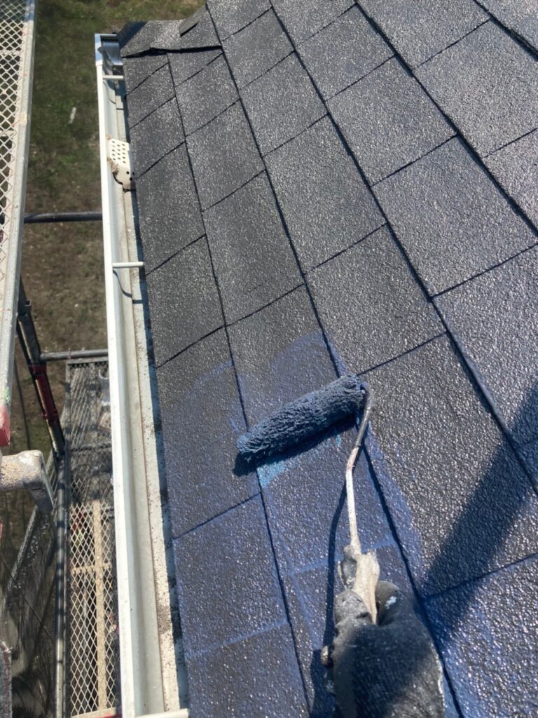 福岡県飯塚市 O様邸【住宅塗装】作業工程:屋根塗装の中塗り・縁切り・上塗り 写真8