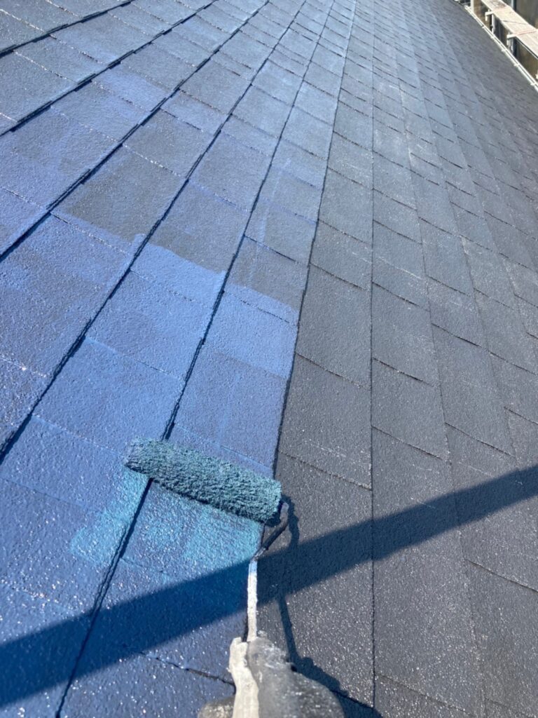 福岡県飯塚市 O様邸【住宅塗装】作業工程:屋根塗装の中塗り・縁切り・上塗り 写真9