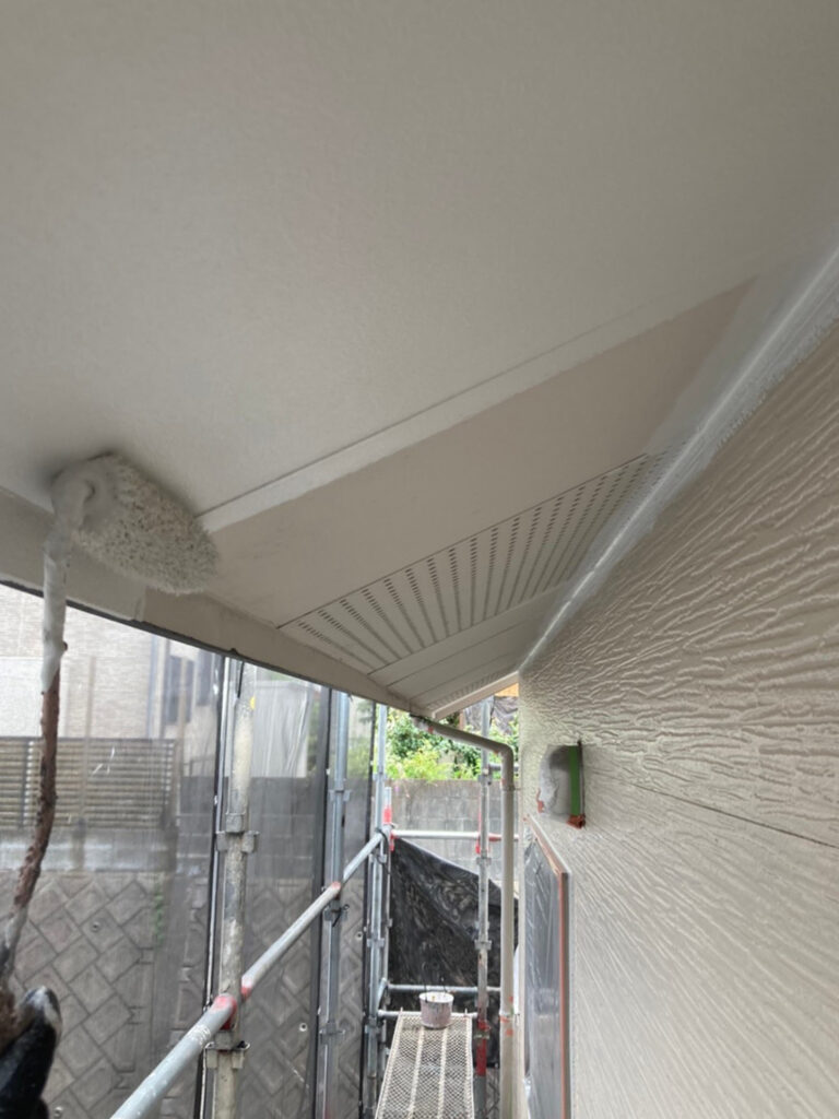 福岡県太宰府市 J様邸【住宅塗装】作業工程:軒天塗装 写真2