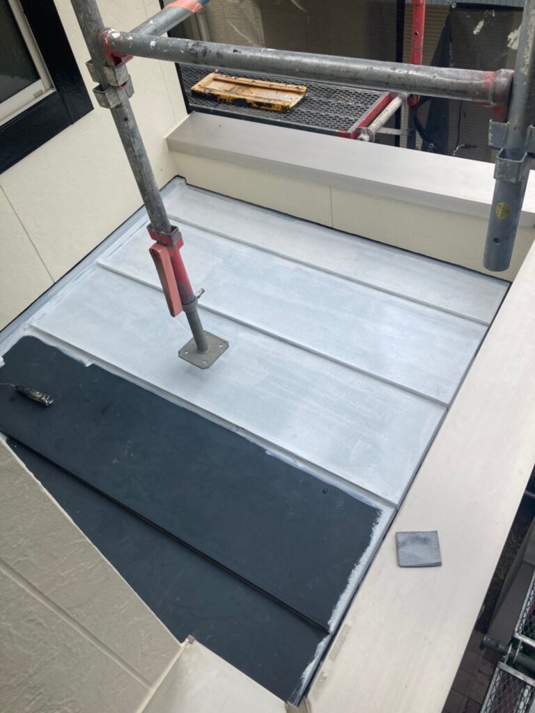 福岡県小郡市 I様邸【住宅塗装】作業工程:折板屋根塗装 写真3